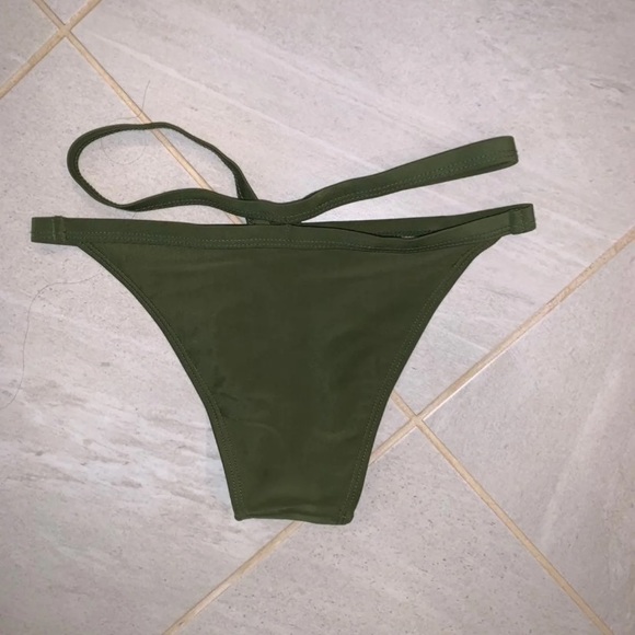 Triangle Bikini’s - Picture 7 of 7